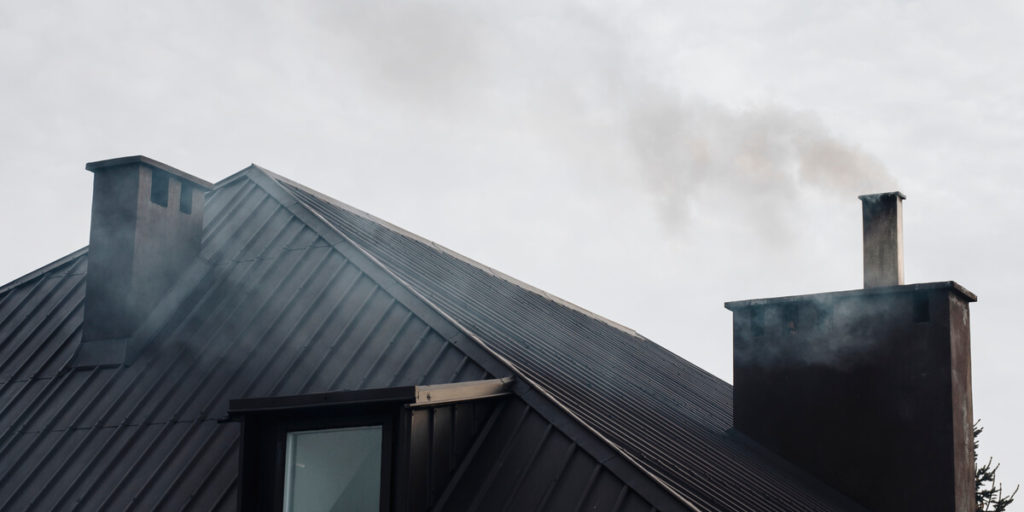 Cómo evitar que el humo de la chimenea entre en la casa